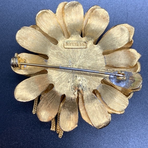 Signed Kramer Vintage Gold Tone Flower Chain Dangles Tassel Brooch 2" - Picture 2 of 5